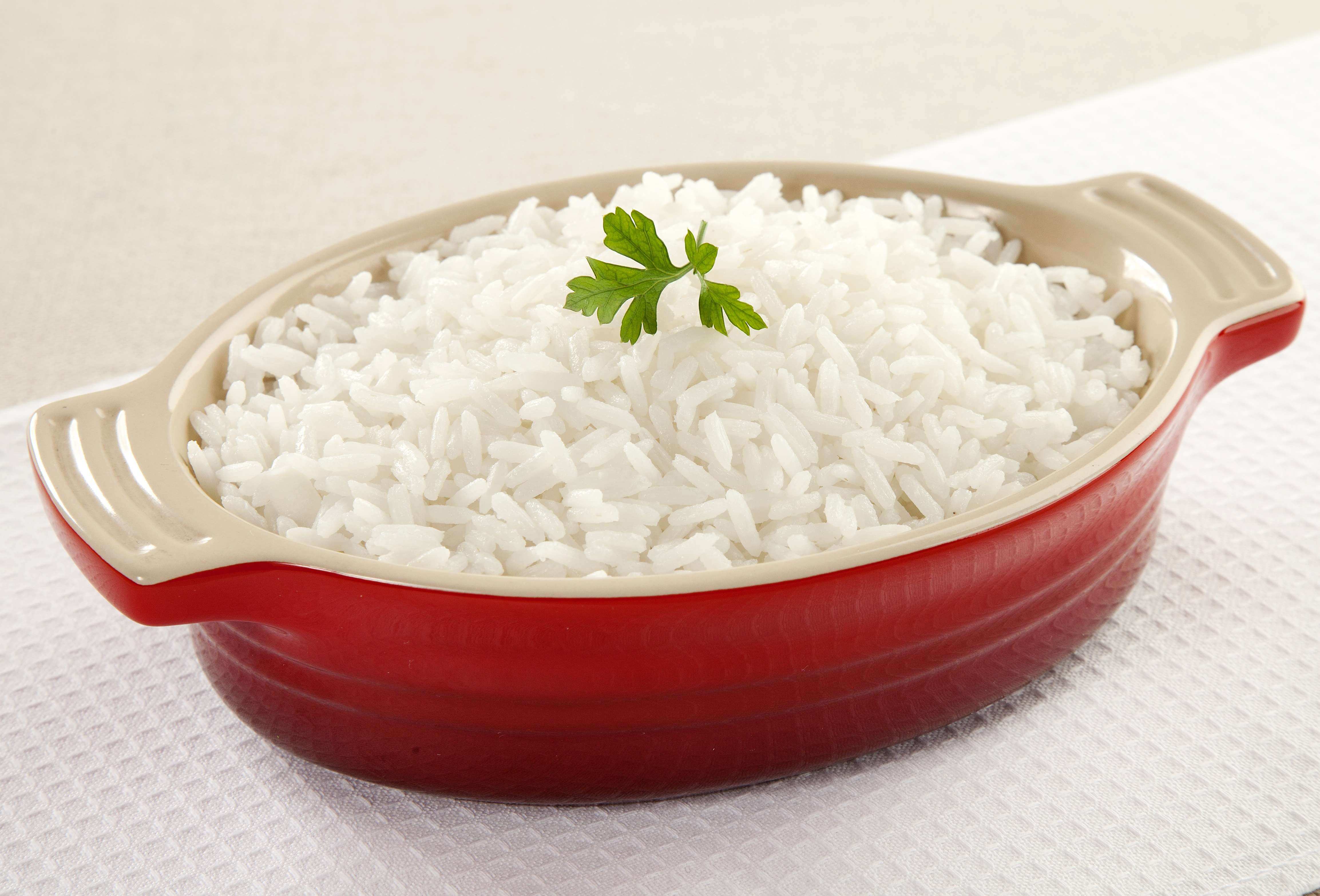 foto de um pote com arroz branco pronto